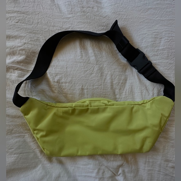 Neon green lululemon belt bag - Picture 4 of 8